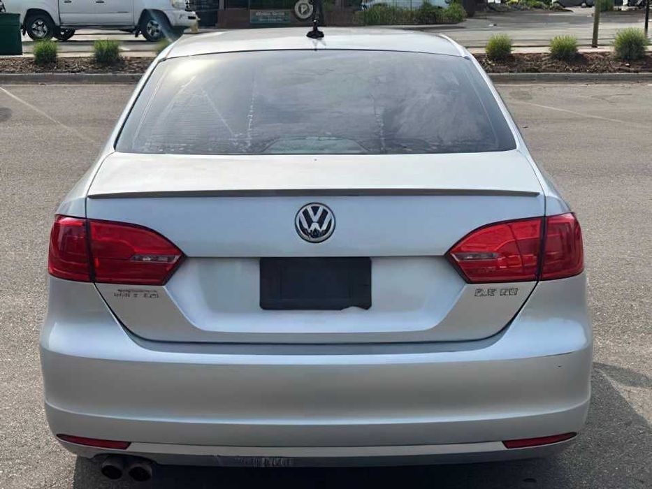 Volkswagen Jetta SE      2013