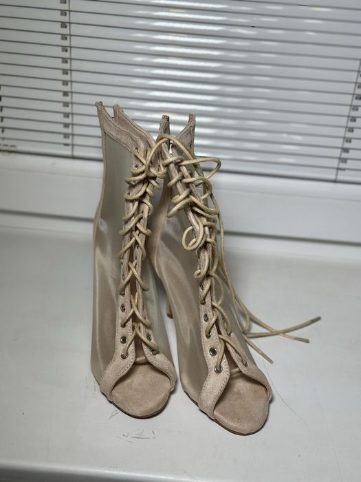 Бежевые туфли high heels