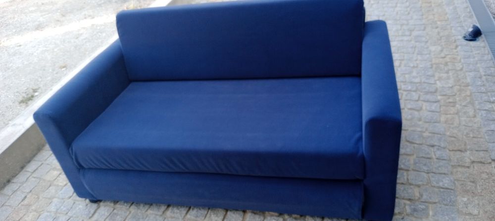 Sofá  em tom de azul escuro