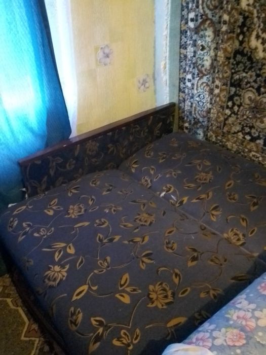 Срочно продам диван б/у после перетяжки.