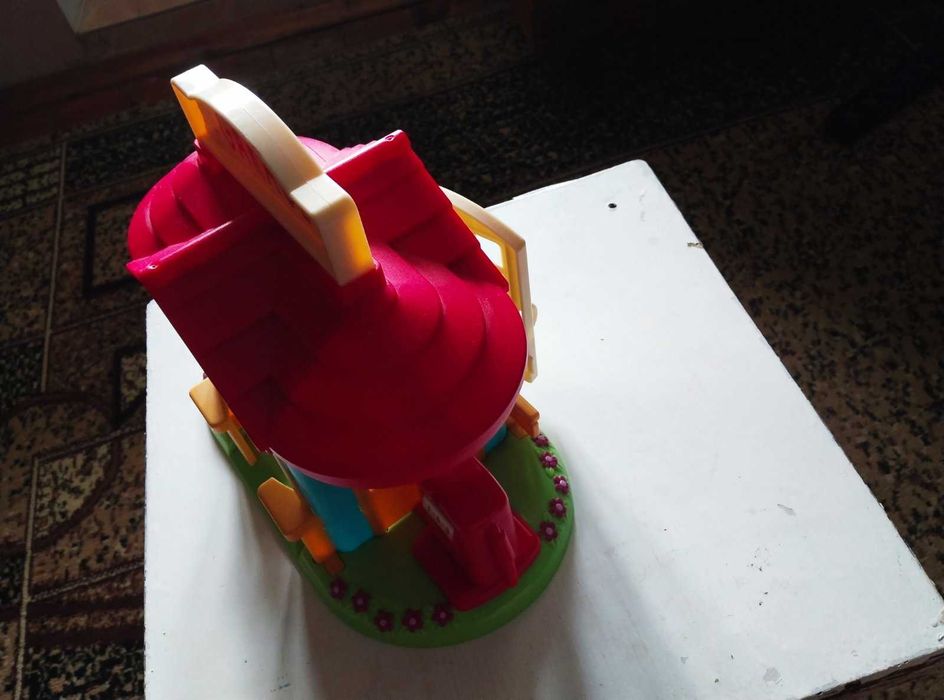 Детская игрушка: Гараж  у дома.