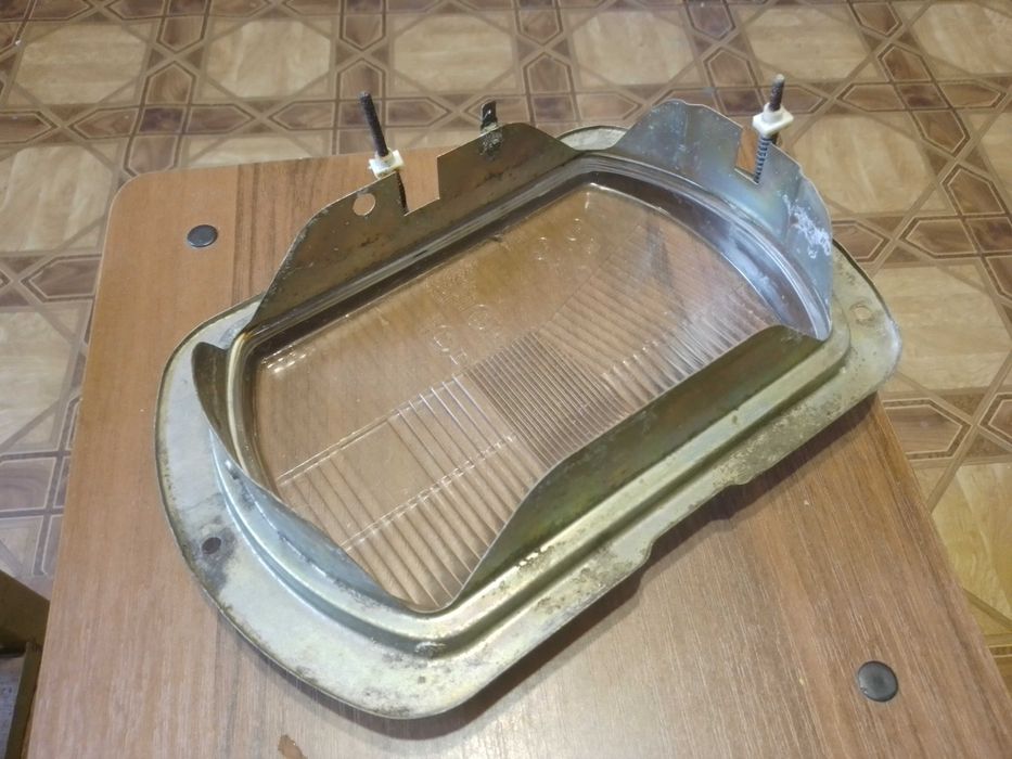 Стекло передней фары Москвич 2140