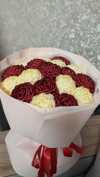 Квіти та букети з атласних стрічок ручної роботи