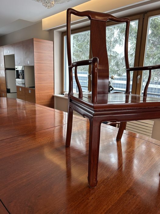 Eleganckie krzesła z drewna tekowego