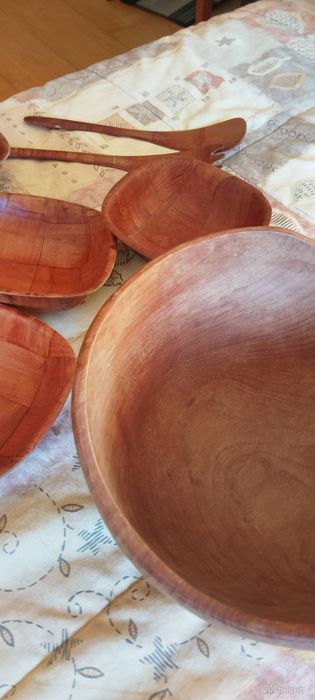 Conjunto Saladeira Rústica em Madeira com 4 Taças + Talheres (7 Pçs)