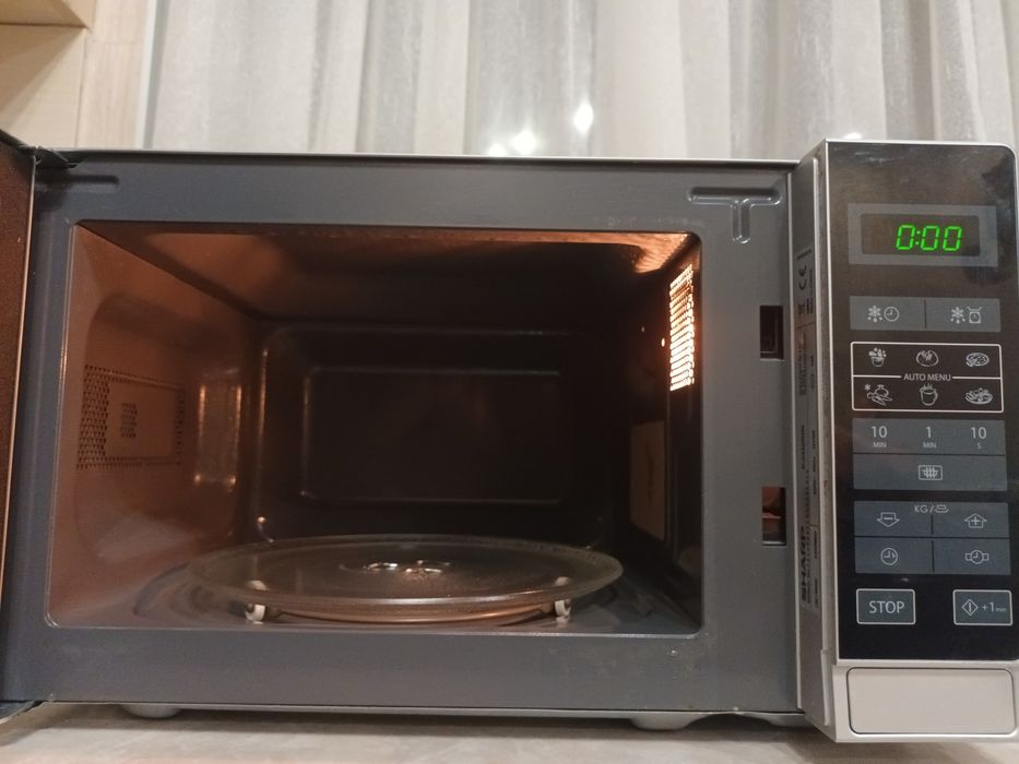 Мікрохвильова піч Sharp R 242 та Nord