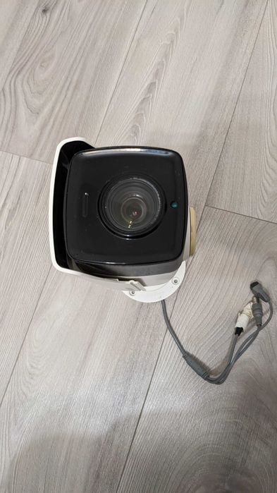 Biała Używana Kamera Analogowa Monitoring Hikvision HD WDR 2Mpx 5-50mm