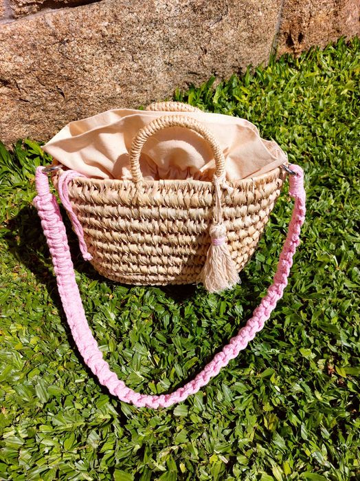 Mala/cesta de palha com alça em macramé e saco/forro em algodão