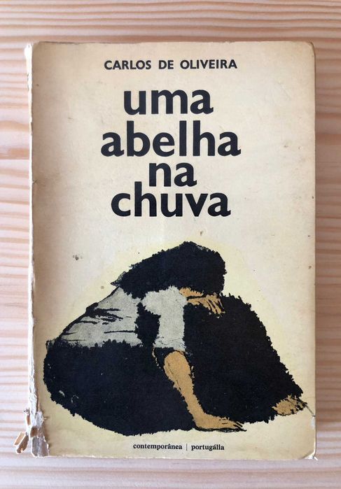 Uma Abelha na Chuva - 3ª Edição - Carlos de Oliveira