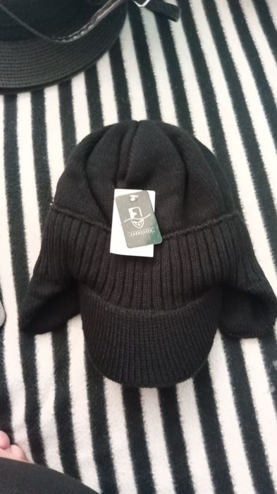 Gorro com pala e tapa-orelhas Preto