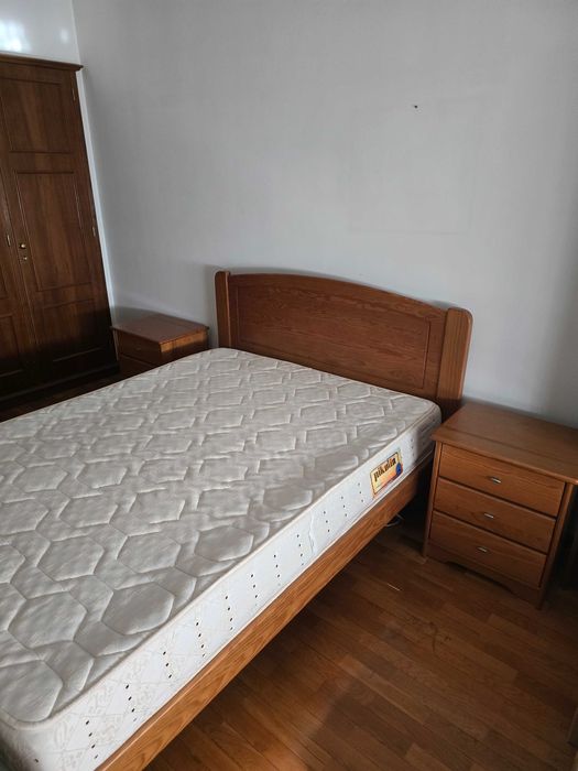 Quarto de cama de casal completo em pinho