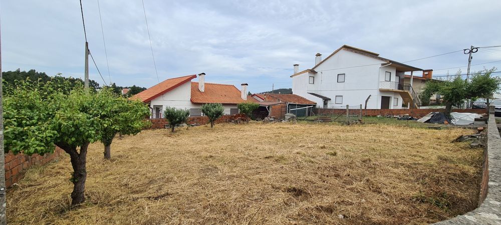 536 m2 Terreno murado e com água da rede