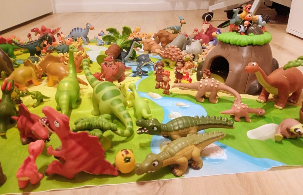 Dinozaury KOMPLET ponad 100 sztuk i  GRATIS