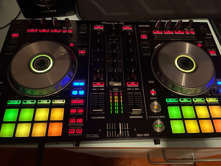 Controladora Pioneer SR2 com tampa, mala e headphones Beats e SEENHEISER
