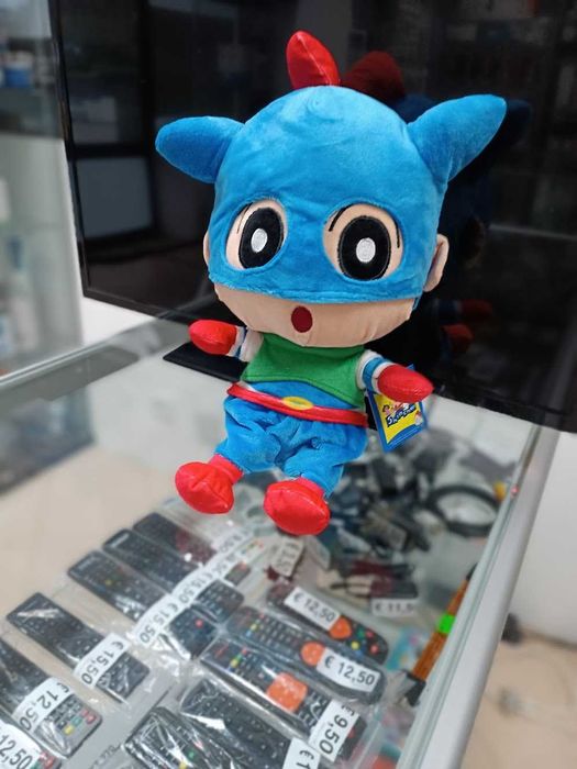 PROMO:Peluche Shin Chan ultra herói 32cm