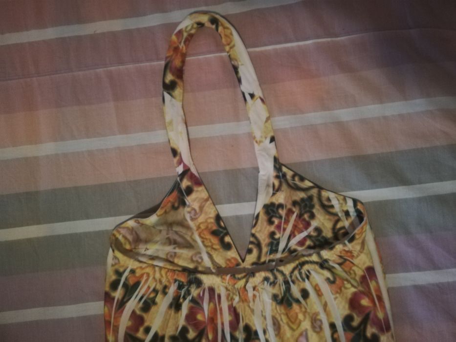 Vestido curto de prender ao pescoço,
