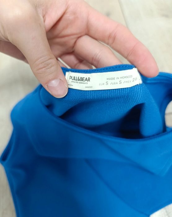 Sukienka damska dopasowana mini z wycięciem chabrowa indygo Pull & Bear S