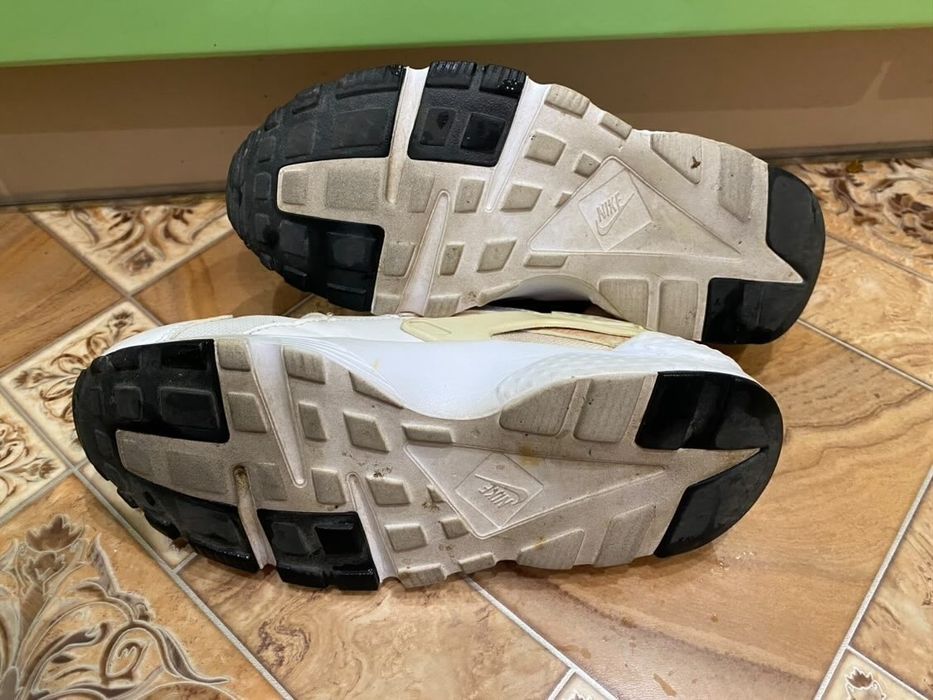 Nike Huarache жіночі кросівки 38 розмір світлі вживані