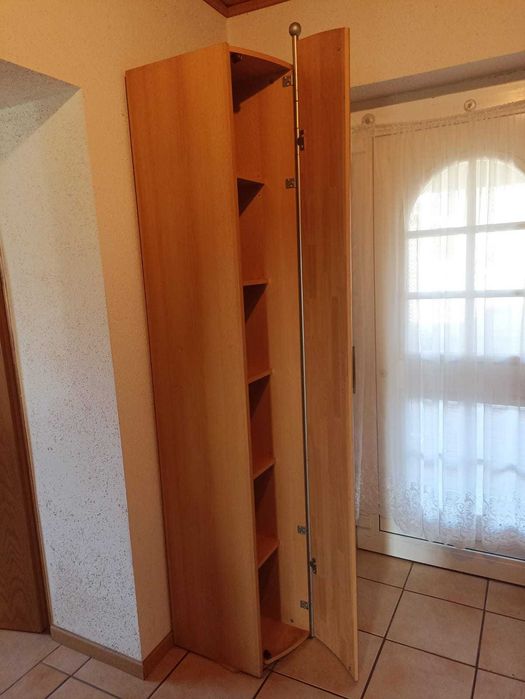 szafa ze szklanymi drzwiami