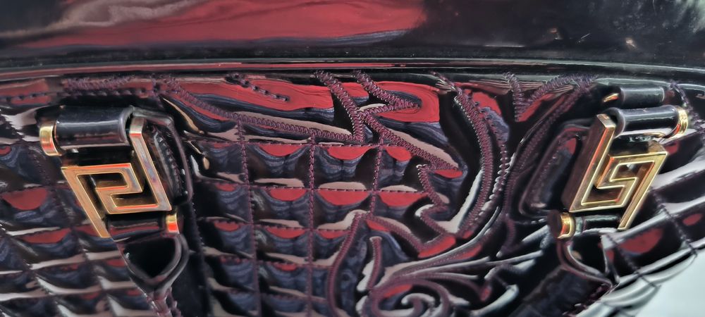 Сумка Versace, сливочного цвета, ближе к черному