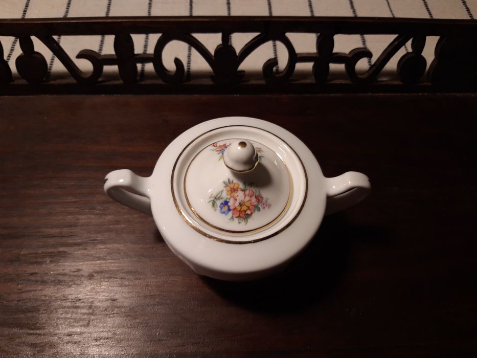 Açucareiro de porcelana da Vista Alegre, decorado com motivos florais