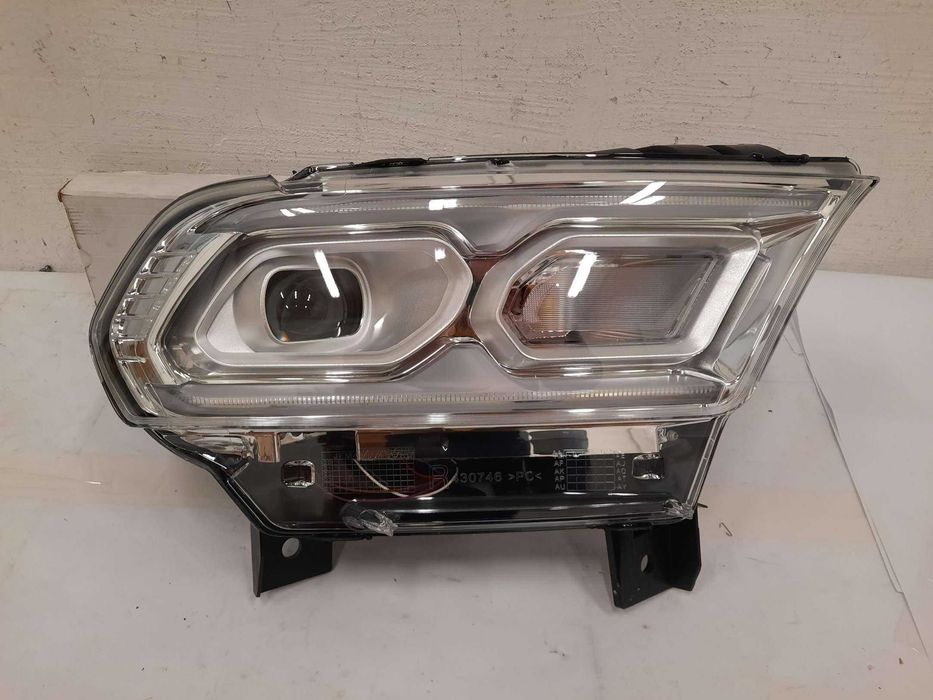 Фара передняя DODGE DURANGO, 01.2021 - 68433777AE 68433776AE