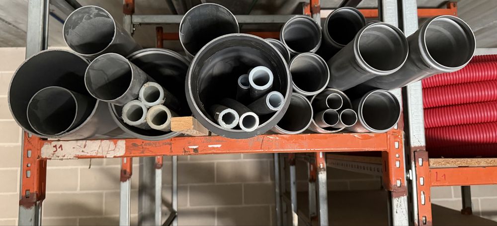 Lote de material de canalização/saneamento — acessórios PVC e tubagem — diversas medidas