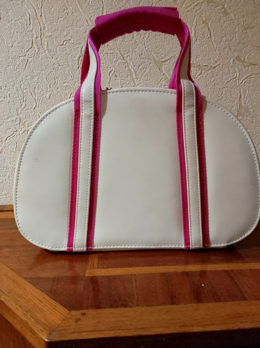 Эффектная белая сумка