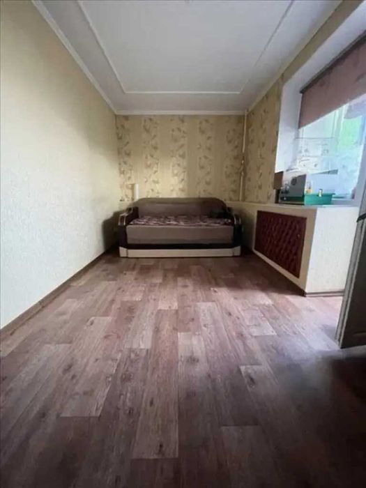 Трикімнатна квартира в гуртожитку з власним санвузлом