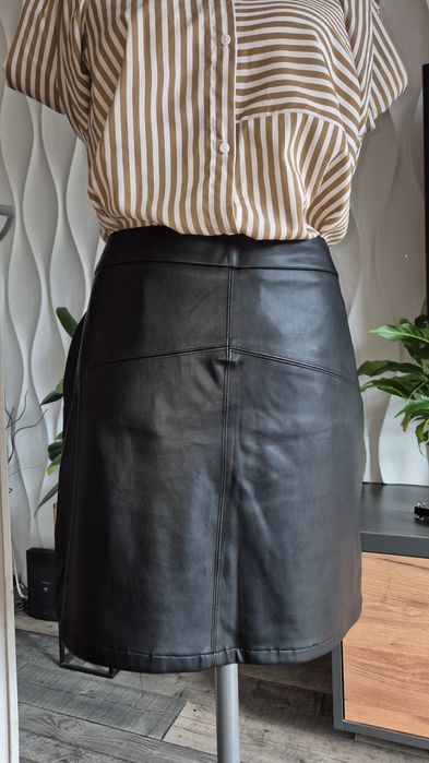 Stylowa mini spódniczka z eko-żeskóry Papaya Rozmiar 18 (46)