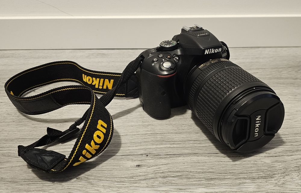 Nikon D5300 + AF-S DX 18-140mm f/3.5-5.6G ED VR + Acessórios + Mochila