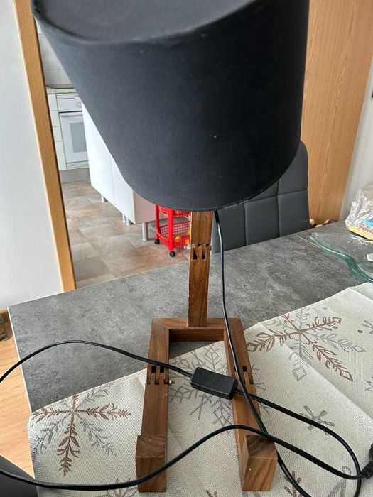 Candeeiro com Base em Madeira