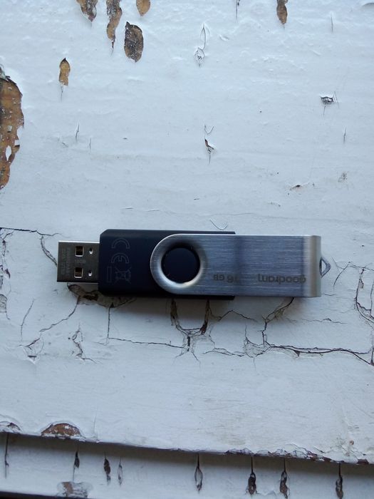 Флешка сірого кольору