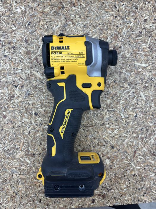 DeWalt zestaw XR/FlexVolt: zagłębiarka DCS520T2, frezarka DCW604NT, DCF850, DCD791, 3 aku, 2 TSTAK, szyna 1,5 m, DWS5031