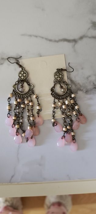 Brincos compridos cor de rosa . Usados. Bom estado..leves
