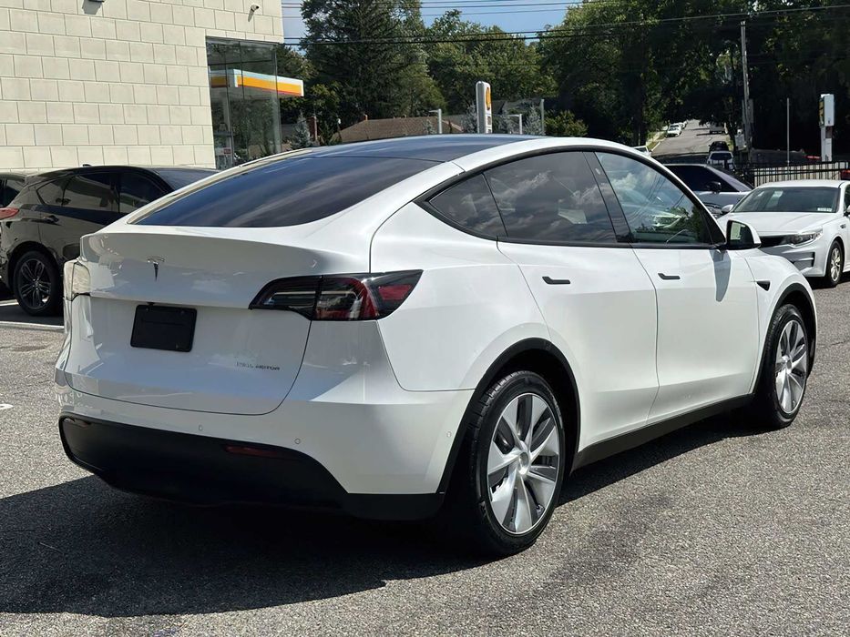 Tesla Model Y      2021