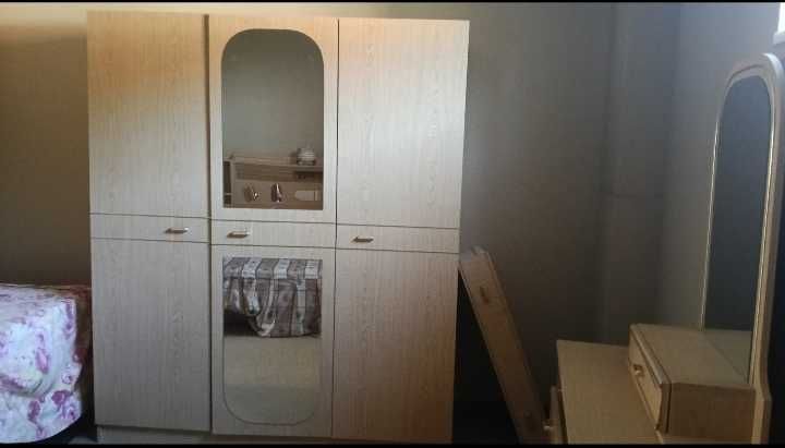 Vendo Quarto de Casal, com cama completa, tem focos e música de rádio roupeiro, duas mesas de cabeceira e um roupeiro grande de casal