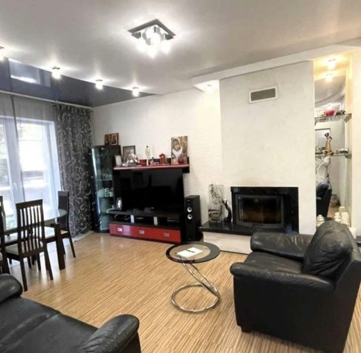 Продам 3-х поверховий  стильний будинок