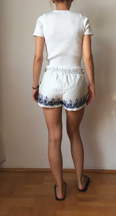 Białe spodenki szorty niebieski haft 40 L Bershka shorts krótkie