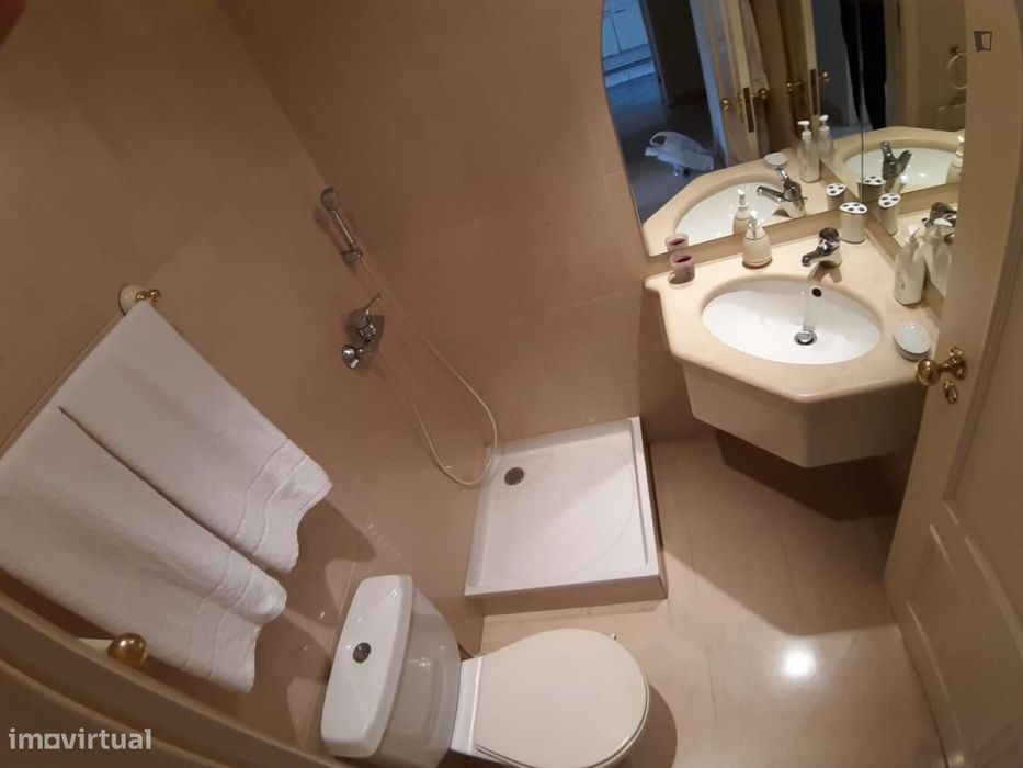 Quarto - localizado em Sete Rios Lisbon