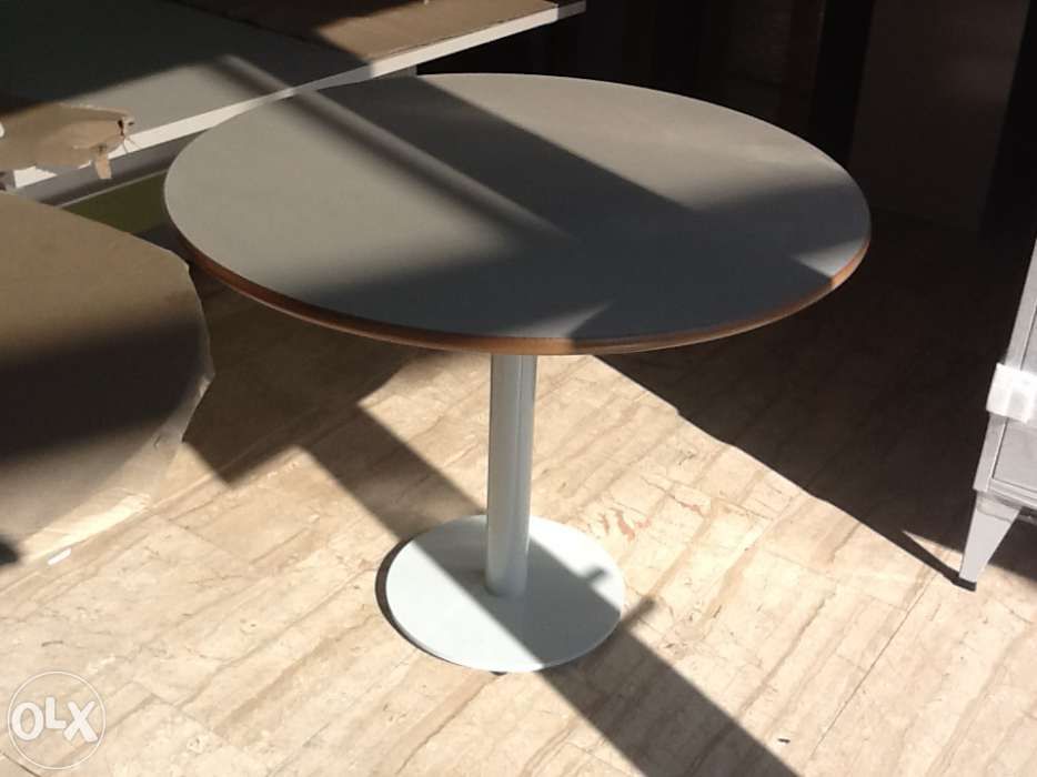 Mesa redonda em preto ou branco. Nova