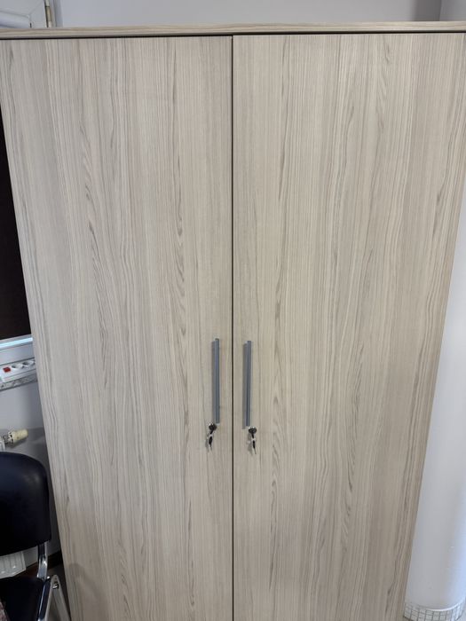 Szafa skadajaca sie z dwoch elementow