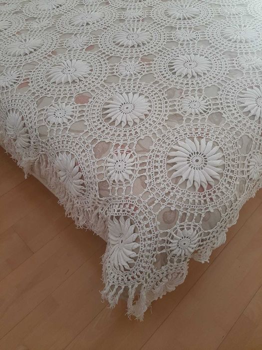 Colcha de renda para cama de casal / sem uso