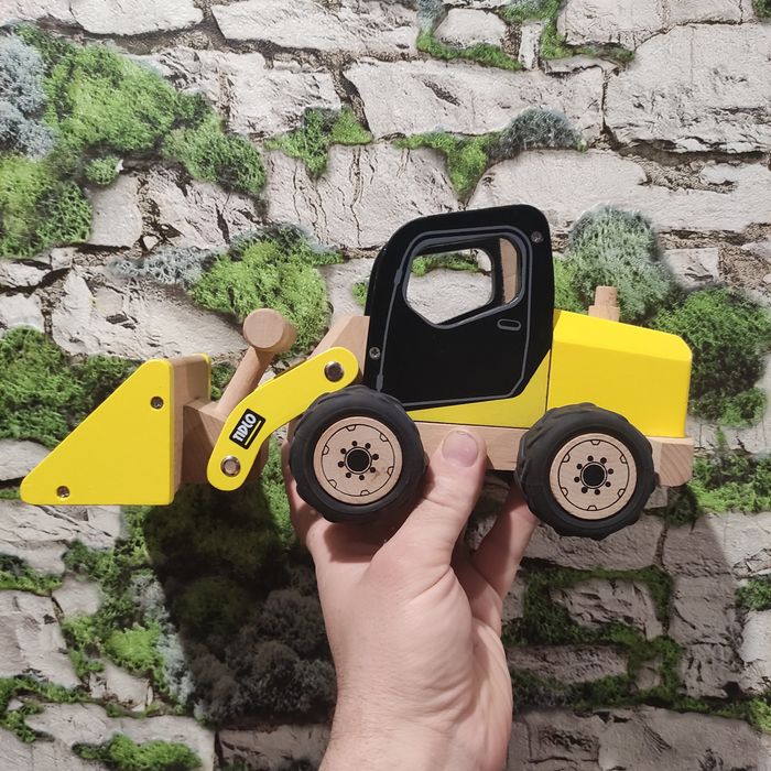 Дерев'яний фронтальний навантажувач Tidlo Front End Loader. 


Це дере