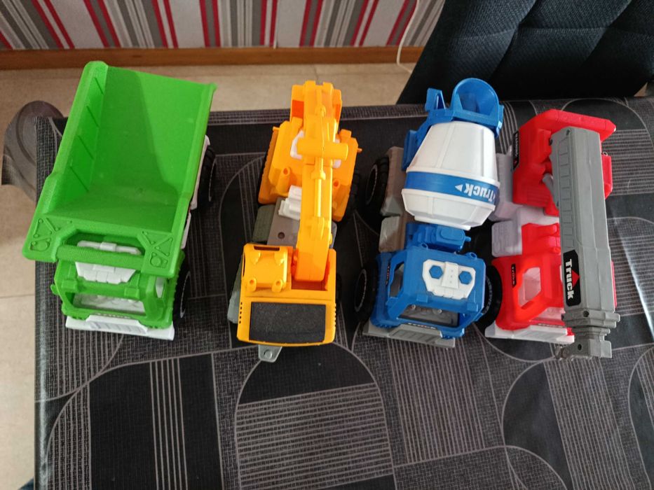 Vários brinquedos para bebés
