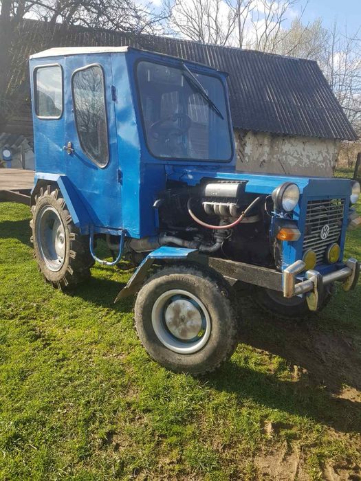 Трактор з прицепом