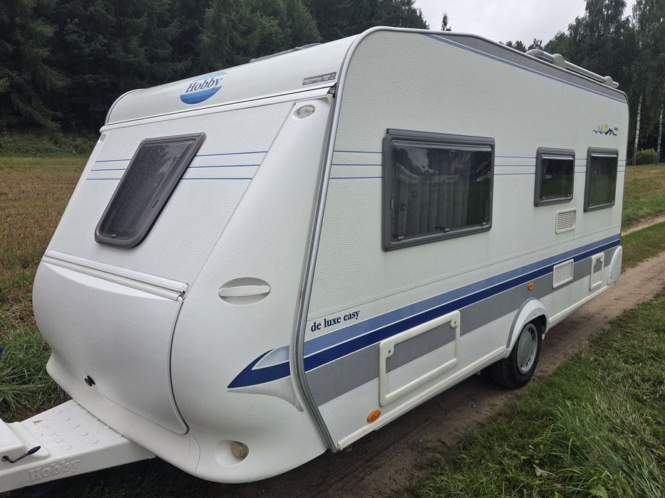 Przyczepa kempingowa HOBBY 460 z napędem oraz przedsionkiem DMC 1300kg