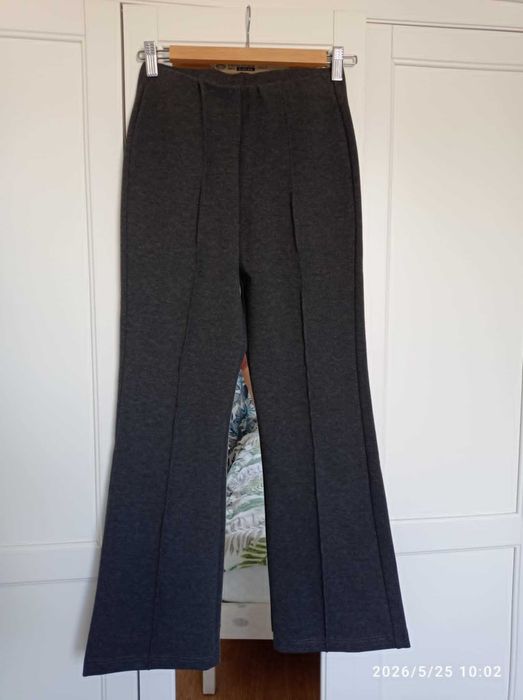 Dresowe spodnie dzwony flare z przeszyciami daily casual flare pants Primark S