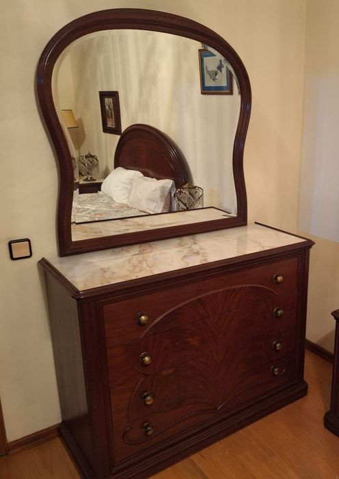 Móveis vintage em madeira maciça