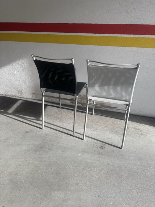 Cadeiras cinza e preta